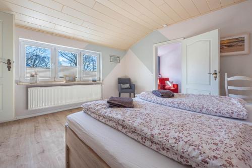 a bedroom with two beds and two windows at Ferien Im Vierth in Buchholz