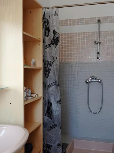 a bathroom with a shower with a glass door at Maison L'oustal Du Lévéjac in Saint-Rome-de-Tarn