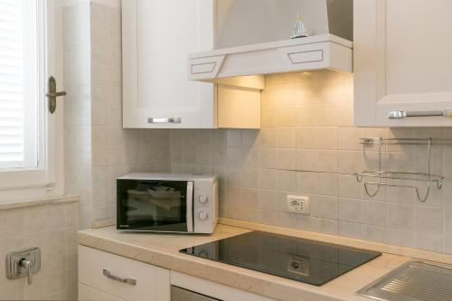 a kitchen with a microwave on a counter at Brezza Marina Apartment in San Vincenzo
