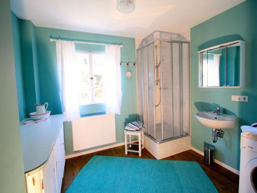 a bathroom with a sink and a shower and a sinkessment at Villa Kunterbunt in Lindau