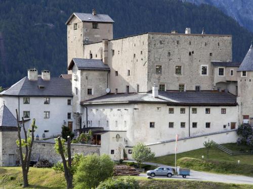 Apartment Schloss Naudersberg 2 in Nauders by Interhome