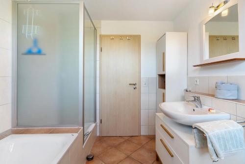 ein weißes Badezimmer mit Waschbecken und Dusche in der Unterkunft Budererhof in Freiamt