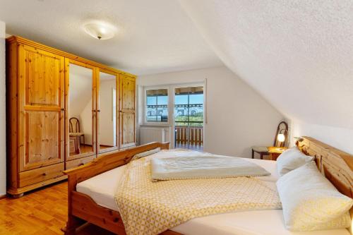 ein Schlafzimmer mit zwei Betten und einem Fenster in der Unterkunft Budererhof in Freiamt