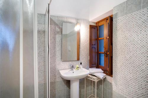 a bathroom with a sink and a shower at Casa Verde - Sciu´ Pepin in Rezzo
