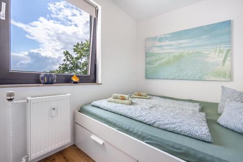 a bedroom with a bed and a window at Lieblingsplatz in Wunstorf