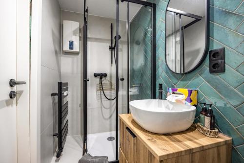 a bathroom with a sink and a shower at Lieblingsplatz in Wunstorf