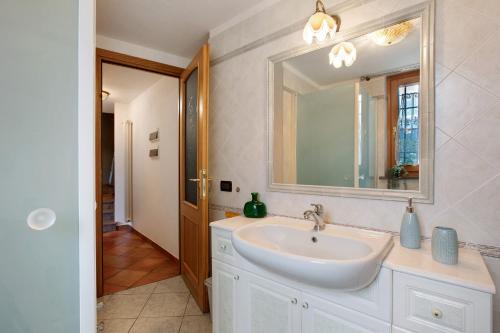 a bathroom with a sink and a mirror at La Casa Di Pasky in Roisan
