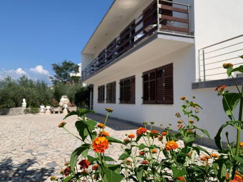 Apartment Wohnung Volaric by Interhome