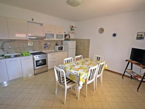 Apartment Wohnung Sonja Dajla direkt am Strand by Interhome