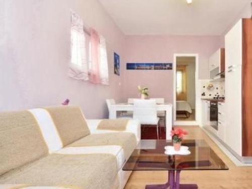 Apartment Charmante Wohnung La-Le by Interhome