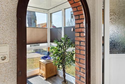 a room with a window with a plant in it at Ferienwohnung No 34A Malliß in Malliß