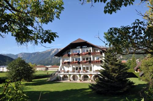 un gran edificio blanco con techo en Aparthotel Fürst, en Windischgarsten