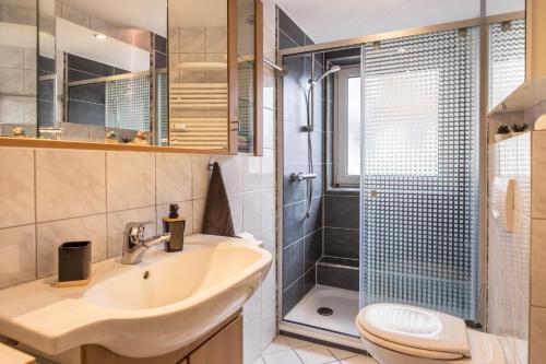 a bathroom with a sink and a shower at Schwarzwaldblick in Sankt Georgen im Schwarzwald