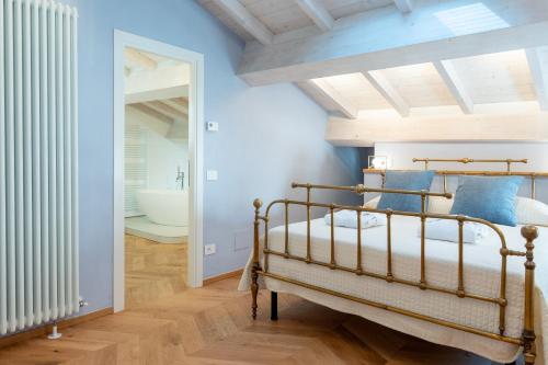 a bedroom with a bed and a bathroom with a tub at Casa Cennano in Montevarchi
