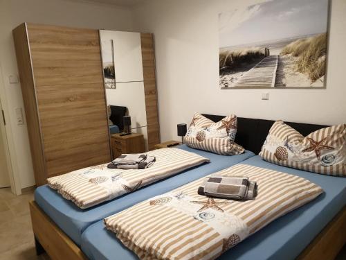 two beds sitting next to each other in a bedroom at Haus Seestern in Walchum