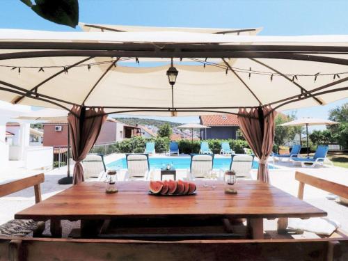 Holiday Home in Okrug Gornji mit Schönem Pool und Meerblick by Interhome