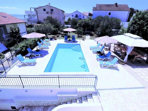 Holiday Home in Okrug Gornji mit Schönem Pool und Meerblick by Interhome