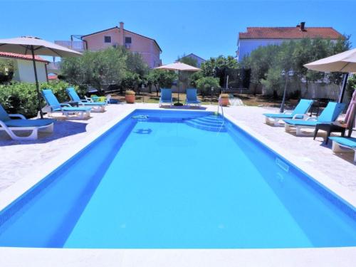Holiday Home in Okrug Gornji mit Schönem Pool und Meerblick by Interhome
