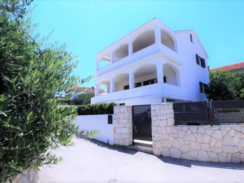 Holiday Home in Okrug Gornji mit Schönem Pool und Meerblick by Interhome