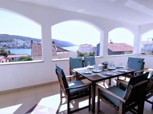 Holiday Home in Okrug Gornji mit Schönem Pool und Meerblick by Interhome
