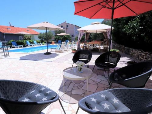 Holiday Home in Okrug Gornji mit Schönem Pool und Meerblick by Interhome