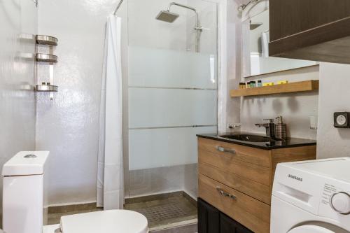 a small bathroom with a toilet and a sink at Sunset Horizon Villa in Mikonos