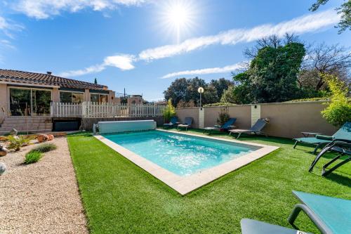 Swimmingpoolen hos eller tæt på La Petite Maison