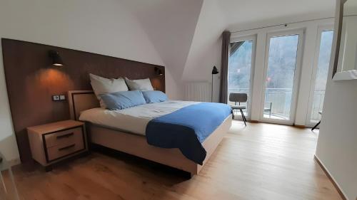 a bedroom with a large bed and a large window at Haus Moselliebe charmant zimmer in Ediger-Eller