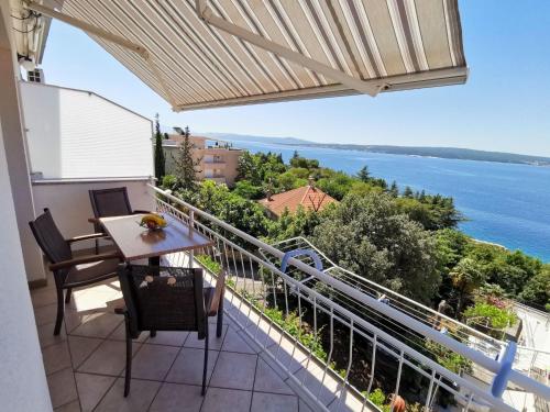 Apartment Wohnung mit Panoramablick aufs Meer by Interhome