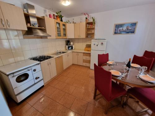 Apartment Wohnung in Crikvenica mit Terrasse- AC- Parkplatz by Interhome