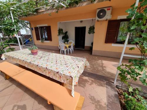 Apartment Wohnung in Crikvenica mit Terrasse- AC- Parkplatz by Interhome