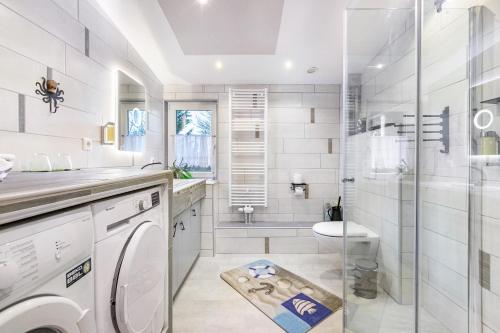 a bathroom with a washing machine and a shower at Ferienwohnung Küstenliebe in Lehe