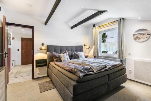a bedroom with a large bed and a window at Ferienwohnung Küstenliebe in Lehe