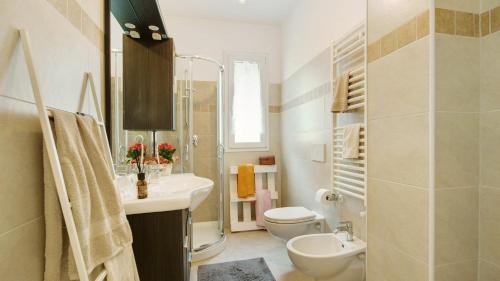 ein Badezimmer mit Waschbecken, Toilette und Dusche in der Unterkunft Casa Pullin in Carasco