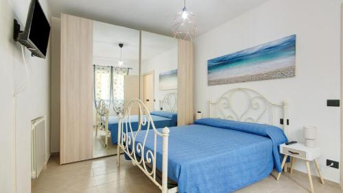ein Schlafzimmer mit einem blauen Bett und einer blauen Decke in der Unterkunft Casa Pullin in Carasco