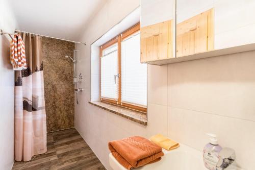 a bathroom with a sink and a shower at Ferienwohnung Bernstein in Mittenwald