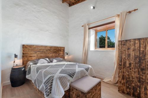 a bedroom with a bed and a window at El Rincón de Yeico in Isora