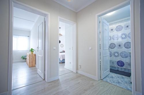 a hallway with a door leading to a bedroom at Villa As Cumadres in Azeitao