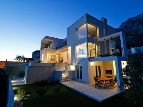 Holiday Home Moderne Villa mit Infinity-Pool im Bergdorf Veliko Brdo by Interhome