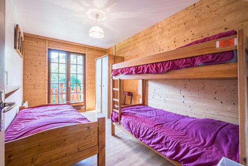 a bedroom with two bunk beds and a window at Pré-vernay 7pers in Saint-Jean-dʼArves
