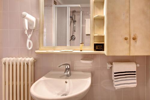 a bathroom with a sink and a mirror at Appartamenti Elisabetta n2 in Livigno