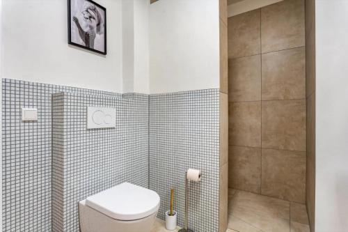a bathroom with a toilet and a shower at Suiten im Alten Berghotel Franziska in Eslohe