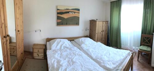 a bedroom with a bed in a room at Ferienwohnung Schmidt Haffkamp in Grömitz