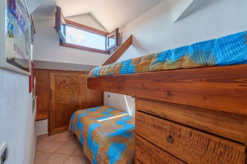 a small bedroom with a bunk bed and a window at La Terrazza sul mare in Palau