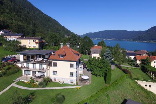 an aerial view of a house on a hill with a lake at Ferienwohnungen Kircher Villa Baudisch in Sattendorf