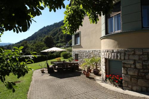 a patio with a table outside of a building at Ferienwohnungen Kircher Villa Baudisch in Sattendorf