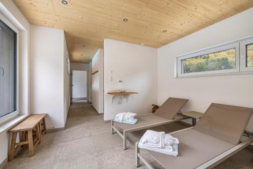 ein Zimmer mit zwei Stühlen und einem Tisch in der Unterkunft Nadou in Beuron