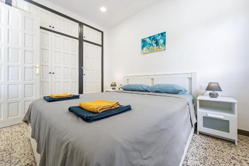 a bedroom with a bed with two towels on it at Sonrisita in Miami Platja