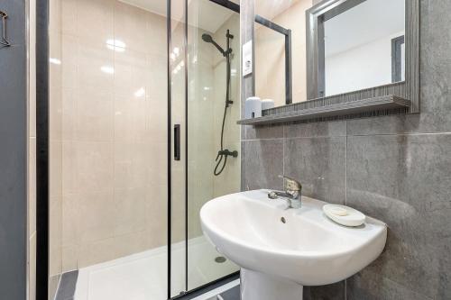 a bathroom with a sink and a shower at Sonrisita in Miami Platja