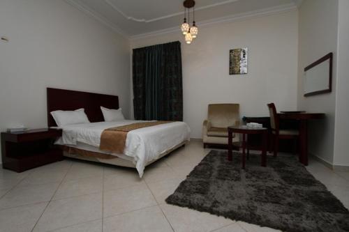 En eller flere senge i et værelse på Raoum Inn Shaqra